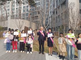 [보도자료3/26]인창초, 지역사회와 함께하는 등굣길 교통안전 캠페인 실시